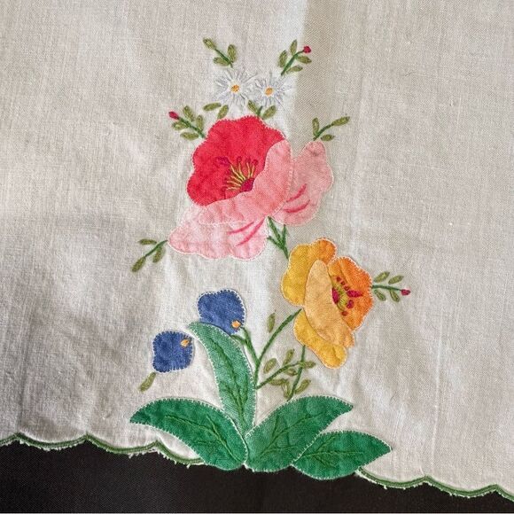 Vintage Handmade Floral Embroidered White Cloth, tray cloth, chair back cloth, - Picture 4 of 6